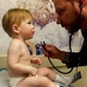 Neil Romberg examina a Luke Terrio de 15 meses